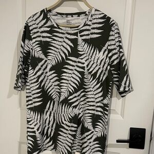NWOT- Kim Rogers Olive and White Fern Leaf Pattern Top